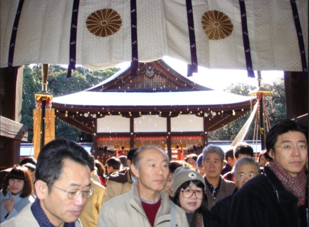 Hatsumode at the entrance of Shitegamo Jinja, a Shinto shrine in Kyoto, New Year's 2004-2005 (Photo by Maurício Kanno)